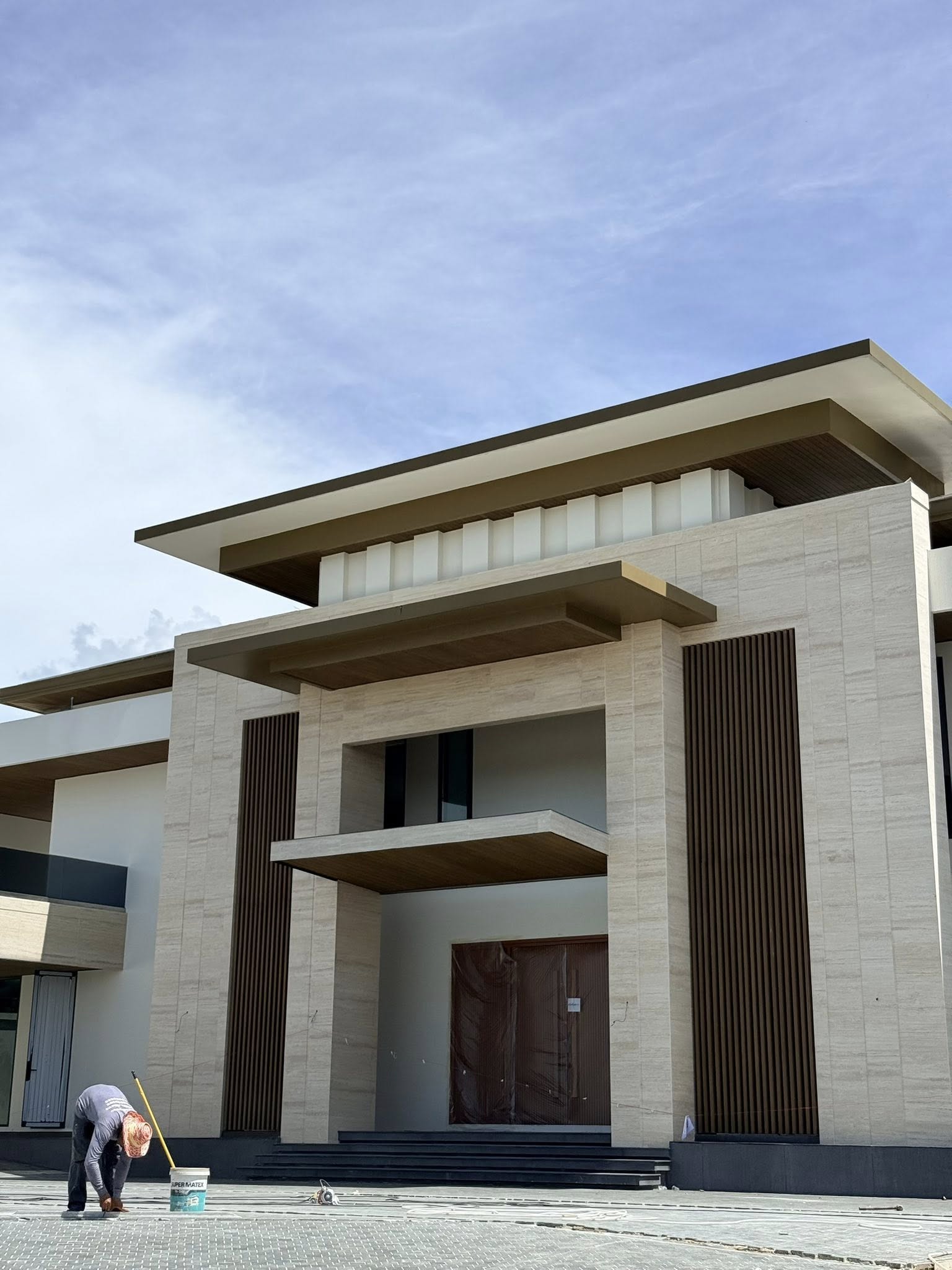 บ้านหรูสไตล์โมเดิร์นระหว่างก่อสร้างโดย A.O. Construction and Engineering
